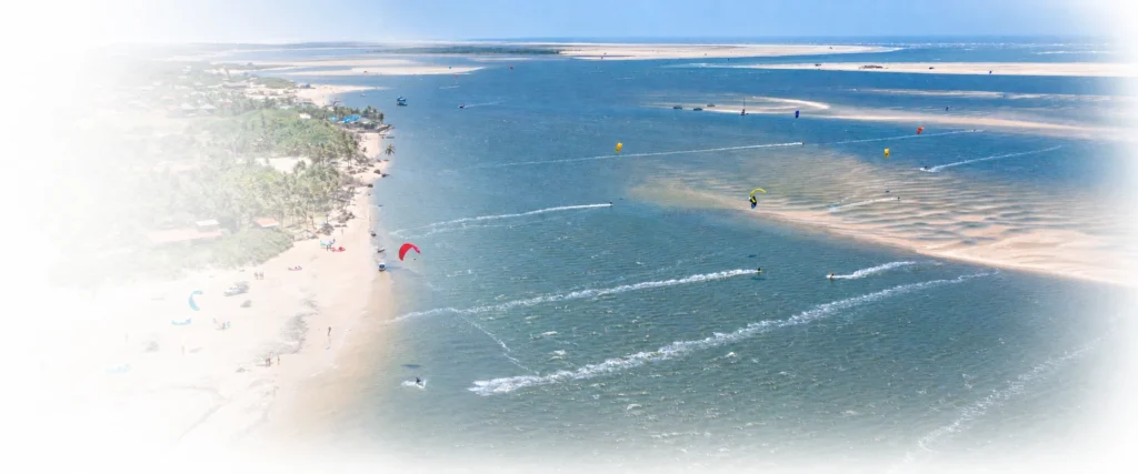 Vista aérea da praia de Atins com kites no mar